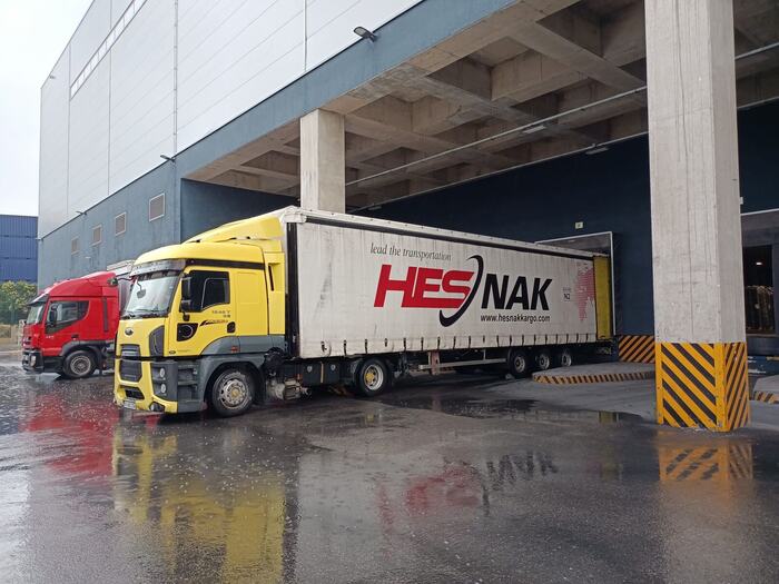 Depo rampasında Hesnak tırı