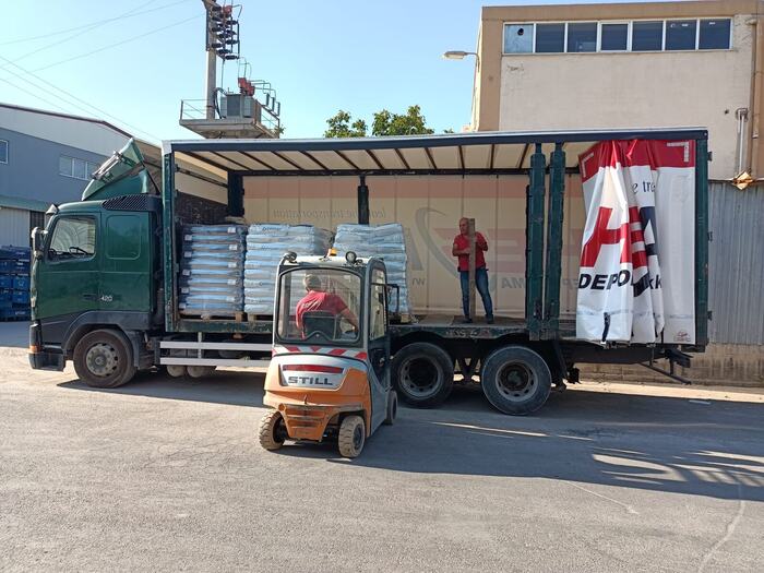 Kamyona forklift ile palet yükleme