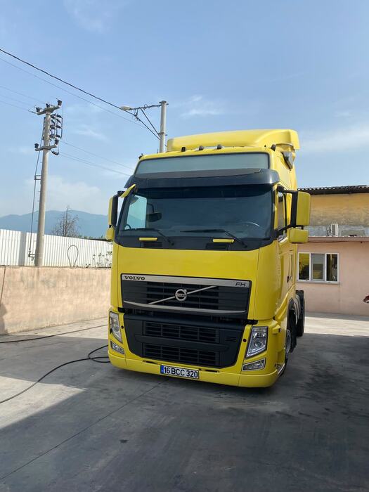 Sarı Volvo çekici önden görünüm