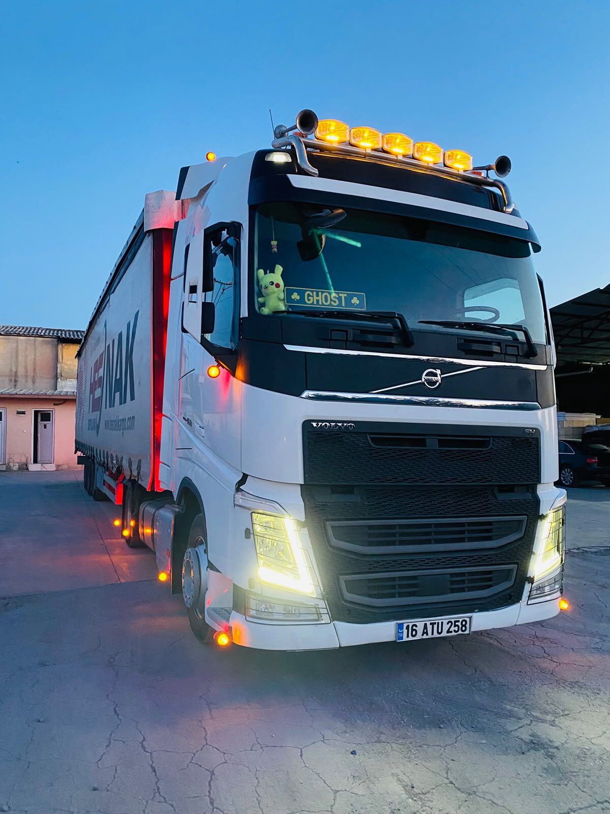 Beyaz Volvo çekici ve Hesnak dorsesi